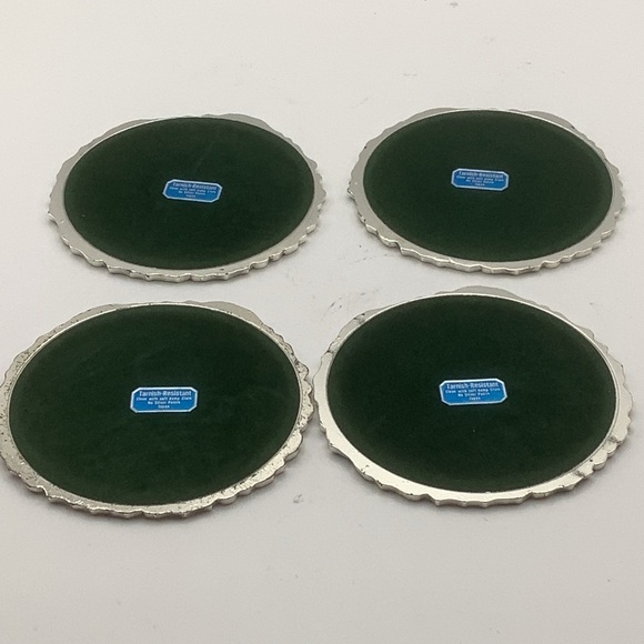 Vintage 1986  Set of Four Oneida Silver Holiday Wreath Coasters - Picture 3 of 9